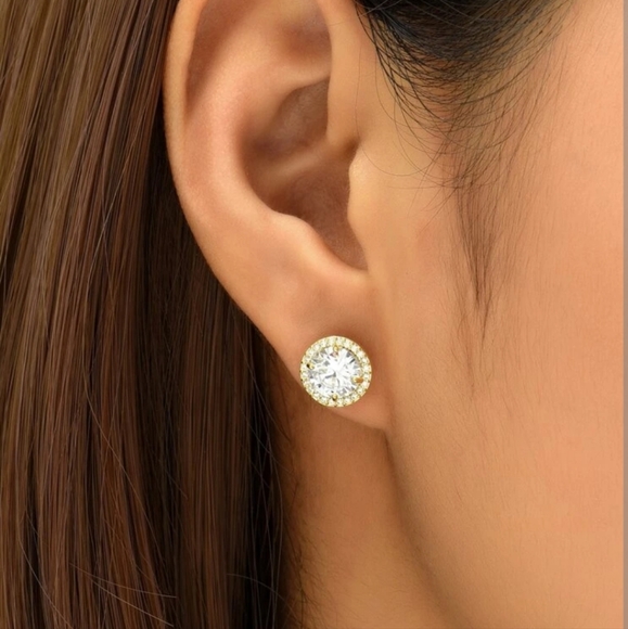 ⭐️⭐️NEW⭐️⭐️Beautiful Dainty CZ stud earrings in GOLD - Picture 2 of 14